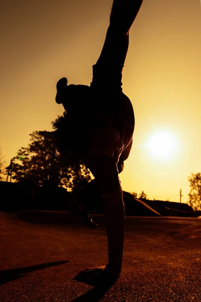 Akrobatischer Silhouettenmann Übt Parkour Und Turnbewegungen Skatepark — Stockfoto