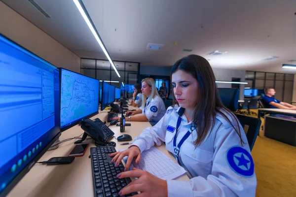 Operadora Seguridad Femenina Que Trabaja Oficinas Control Datos Seguridad — Foto de Stock