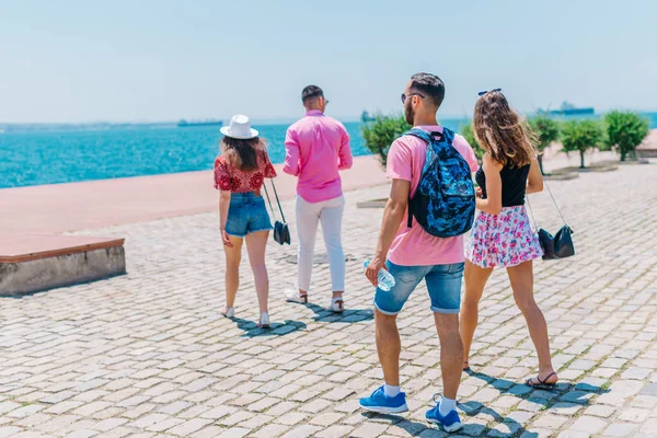 Turisti visite turistiche e passeggiate in un moderno lungomare della città su un — Foto Stock