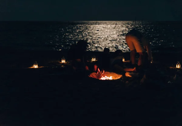 Dostlar piknik yaparken deniz manzarasının tadını çıkarıyorlar. — Stok fotoğraf