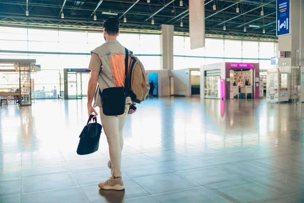 Man Reser Med Flyg Unga Passagerare Väntar Flygplatsen För Försenad — Stockfoto