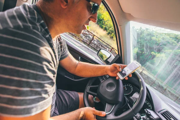 Homem Sentado Seu Carro Com Telefone Celular Mão Enquanto Dirige — Fotografia de Stock