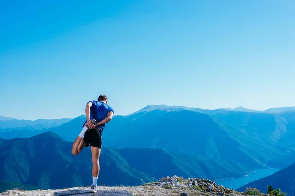 Fit Mannelijke Loper Strekken Zijn Benen Klaar Voor Een Lange — Stockfoto