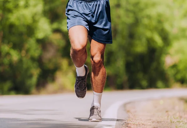 Running Man Männliches Läufertraining Freien Sprinten Auf Der Bergstraße Atemberaubender — Stockfoto
