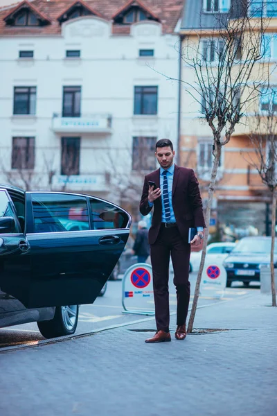 Entrepreneur Businessman Bir Kentsel Alanda Duran Bir Takım Elbise Kravat — Stok fotoğraf