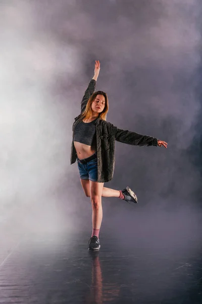 Kobieta Tancerz Pokazuje Swoją Elegancję Przesuwając Jej Plecy Nogi Wysoko — Zdjęcie stockowe