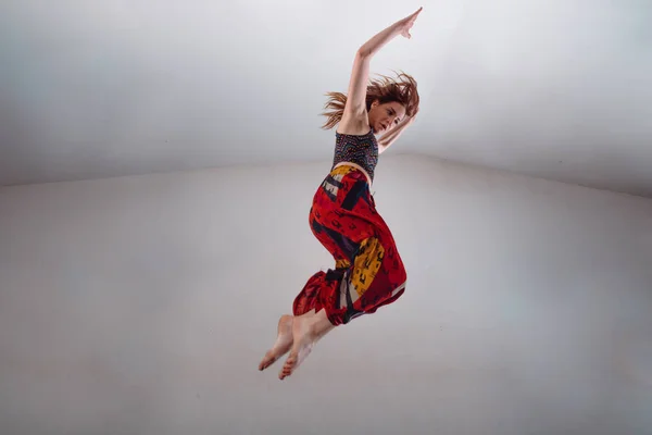 Artiste Danse Moderne Élégant Lors Exercice Danse — Photo