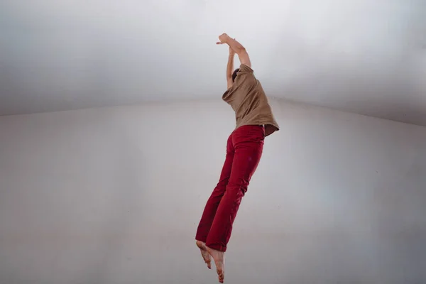 Junger Athletischer Mann Mit Zeitgenössischen Tanzschritten — Stockfoto