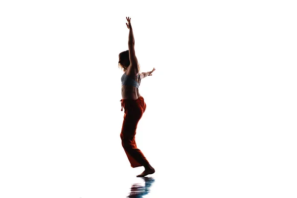 Σύγχρονη Και Κομψή Χορεύτρια Κατά Διάρκεια Μιας Άσκησης Χορού — Φωτογραφία Αρχείου