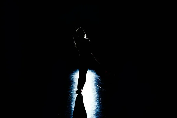 スタイリッシュなダンスムーブメントを行う柔軟な若いダンサー — ストック写真