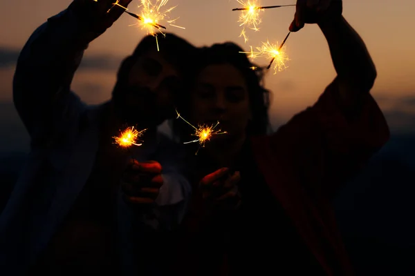 Belo Casal Com Fogos Artifício Desfrutando Livre Noite — Fotografia de Stock