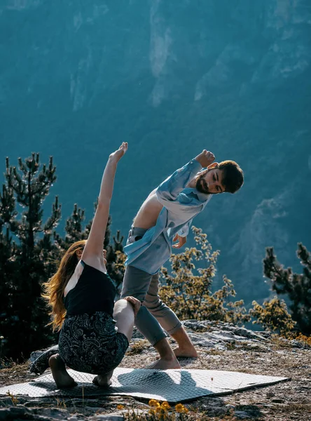 Pareja Romántica Bailando Sonriendo Afuera Cima Montaña — Foto de Stock