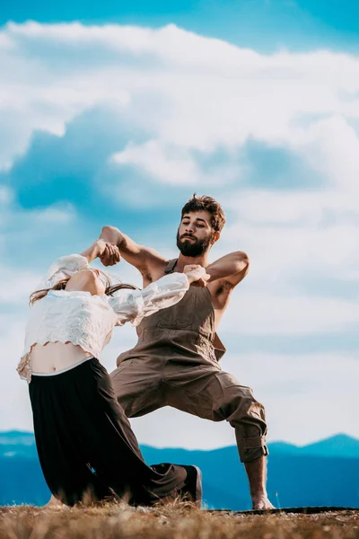 Dois Jovens Dançarinos Atléticos Fazendo Uma Performance Pico Montanha — Fotografia de Stock