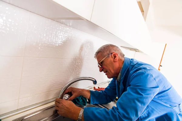 Reparador Está Trabajando Duro Con Herramienta Cocina Fijación Del Grifo — Foto de Stock