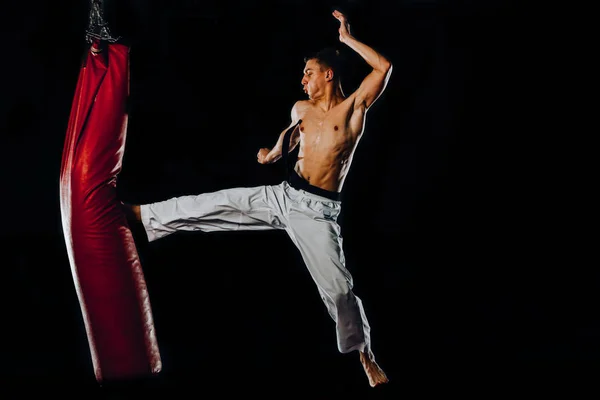 Gespierde Vechter Oefenen Sommige Kicks Met Ponsen Tas Sporthal — Stockfoto