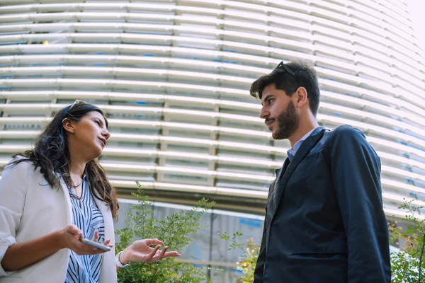 Vista Frontal Una Feliz Pareja Ejecutivos Caminando Hablando Calle Con — Foto de Stock