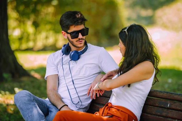 Mulher Feliz Homem Abraçando Desfrutar Vida Romance Fora — Fotografia de Stock