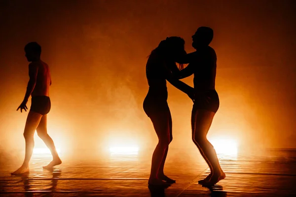 Ballet Groep Het Uitvoeren Van Een Emotionele Artistieke Hedendaagse Dans — Stockfoto