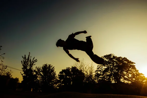 Välbyggd Person Som Utför Parkour Flyttar Stadens Skateboard Park — Stockfoto