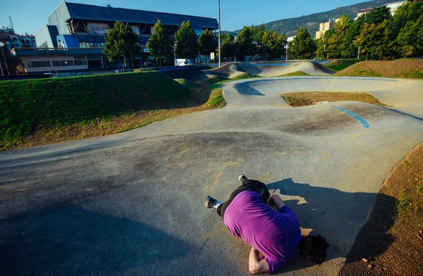 Junger Mann Liegt Nach Parkour Übung Skatepark Auf Dem Betonboden — Stockfoto