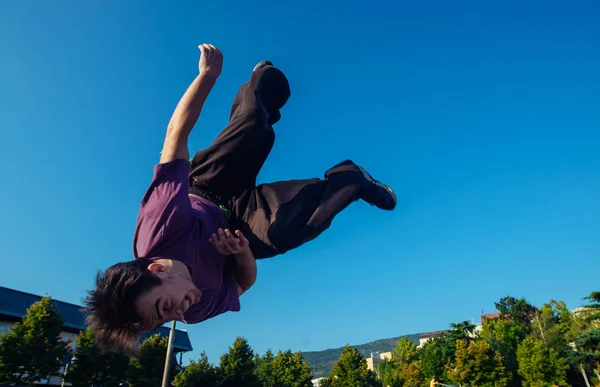 Well Built Man Side Flip Salto Move Air City Skate — 图库照片