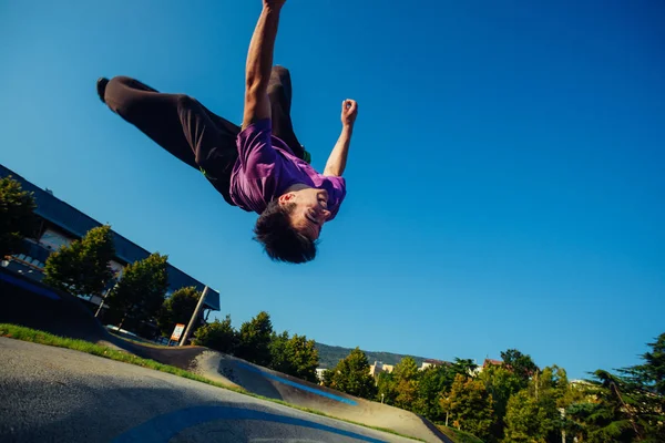 Muskularny Mężczyzna Powietrzu Podczas Przewrotu Bocznego Skate Parku — Zdjęcie stockowe