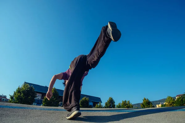 Young Sportive Person Doing Parkour Athletic Stunts — ストック写真