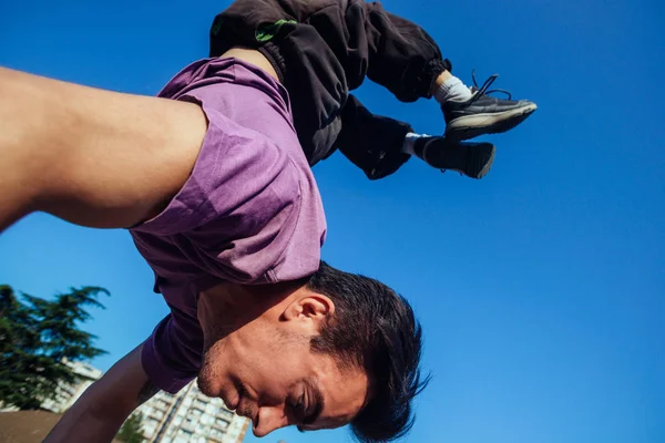 Athletic Guy Handstand Exercise City Skatepark — ストック写真