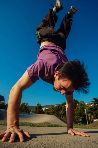 Parkour Mozog Által Végzett Akrobatikus Srác Helyi Korcsolyapályán — Stock Fotó