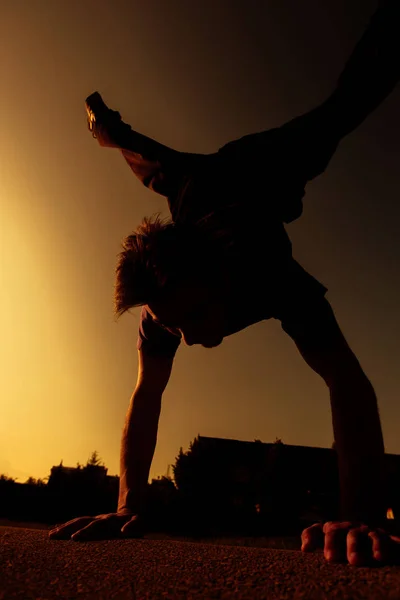 Acrobatic Silhouette Man Exersicing Parkour Movimientos Gimnásticos Skatepark — Foto de Stock