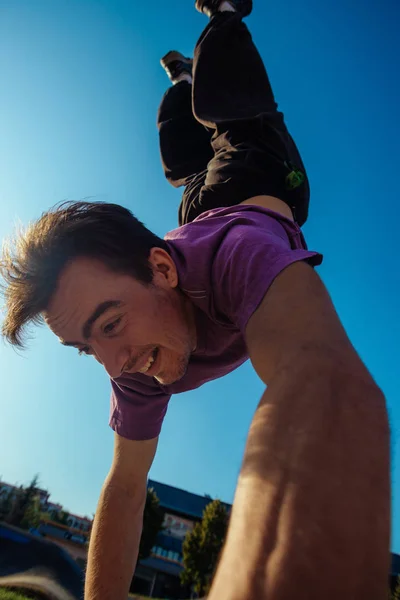 Parkour Moves Uitgevoerd Door Een Acrobatische Jongen Lokale Skate Speeltuin — Stockfoto