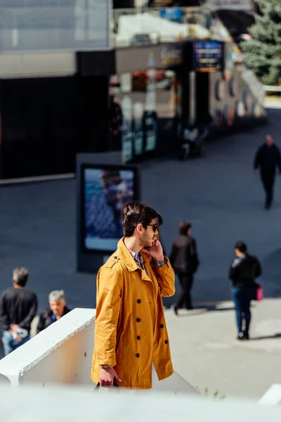 Moda Işadamı Cep Telefonuyla Konuşurken Şehir Meydanında Yürüyor — Stok fotoğraf