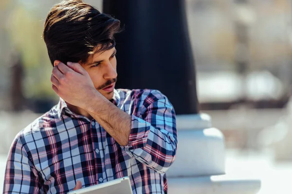 Adamı Şık Bir Gömlek Giyiyor Bilgisayar Tableti Kullanıyor — Stok fotoğraf