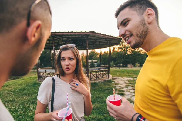 Arkadaş Gülümseyen Önüne Gelenle Park Güzel Gün Batımı Tadını Çıkarıyor — Stok fotoğraf