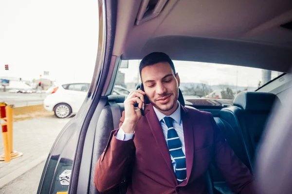 Elegante Hombre Negocios Viajando Coche Lujo Hablando Por Teléfono Móvil — Foto de Stock