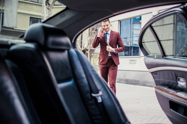 Joven Hombre Negocios Pie Junto Coche Lujo Hablando Por Teléfono — Foto de Stock