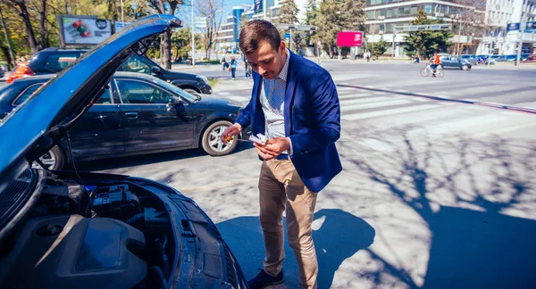 Obchodník Zaparkoval Auto Boku Bulváru Zatímco Kontroluje Svůj Automobil Slunečného — Stock fotografie