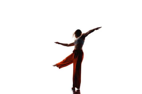 Σύγχρονη Χορεύτρια Άσκηση Κατά Διάρκεια Μιας Πρακτικής Χορού — Φωτογραφία Αρχείου