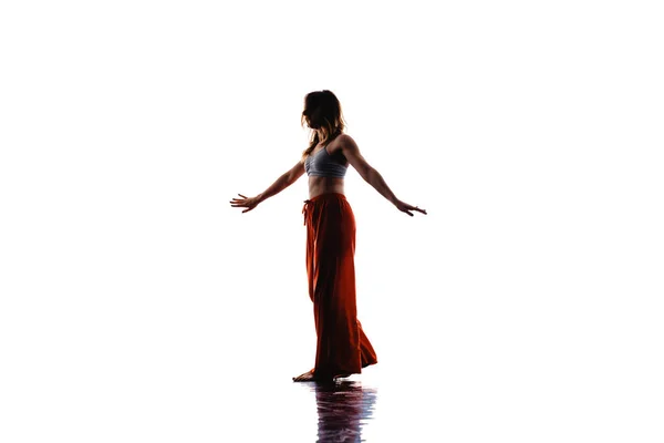 Stijlvolle Jonge Vrouw Die Een Elegante Danschoreografie Uitvoert — Stockfoto