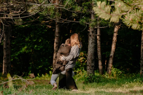 Pareja Romántica Bailando Sonriendo Afuera Bosque — Foto de Stock