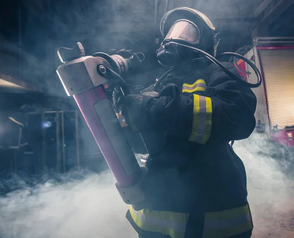 Портрет женщины-пожарного в шлеме и со всей безопасностью — стоковое фото
