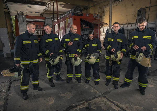Προσωπογραφία των πυροσβεστών που στέκονται δίπλα σε πυροσβεστική μηχανή. — Φωτογραφία Αρχείου