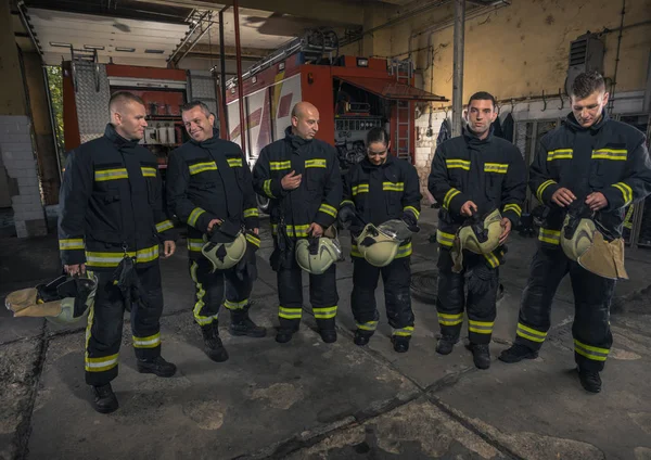 Retrato de bombeiros junto a um carro de bombeiros. — Fotografia de Stock