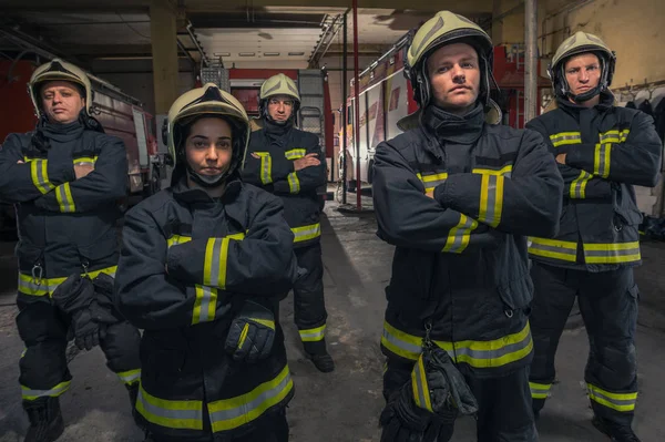 Grupo Bomberos Pie Confiados Con Los Brazos Cruzados Bomberos Listos —  Fotos de Stock