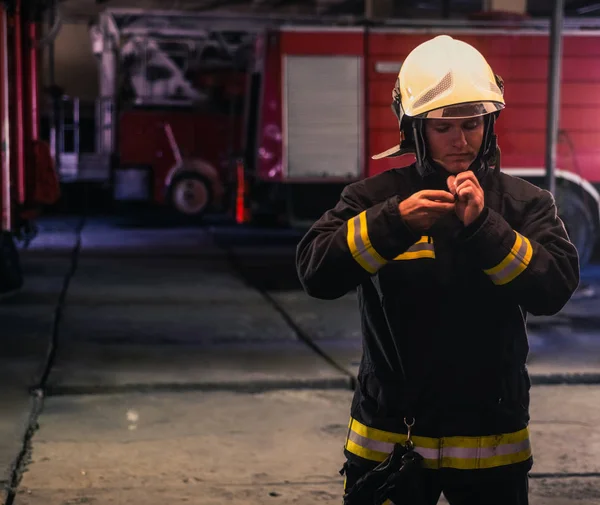 Retrato de los jóvenes bomberos que se encuentran en el interior del estrato de fuego —  Fotos de Stock