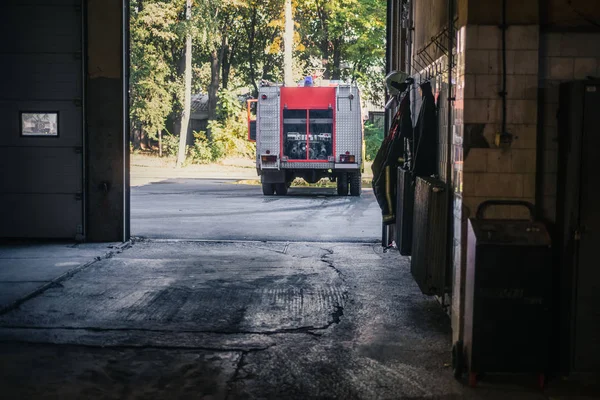 消防車が消防署のガレージを出る — ストック写真