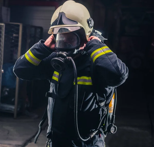 Strażak w mundurze ochronnym noszący maskę tlenową — Zdjęcie stockowe