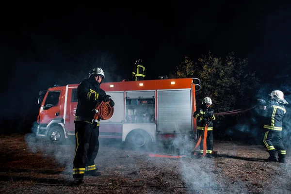 Bombeiros a trabalhar — Fotografia de Stock