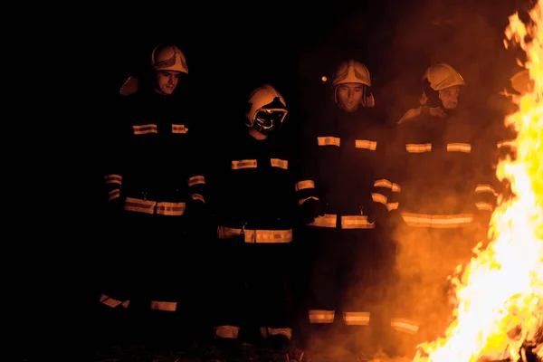 Пожарные за работой — стоковое фото
