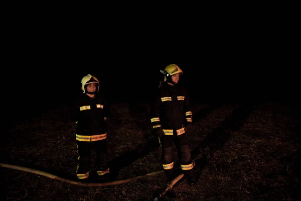 Grupo Lucha Contra Incendios Acción Luchando Contra Las Llamas Durante —  Fotos de Stock